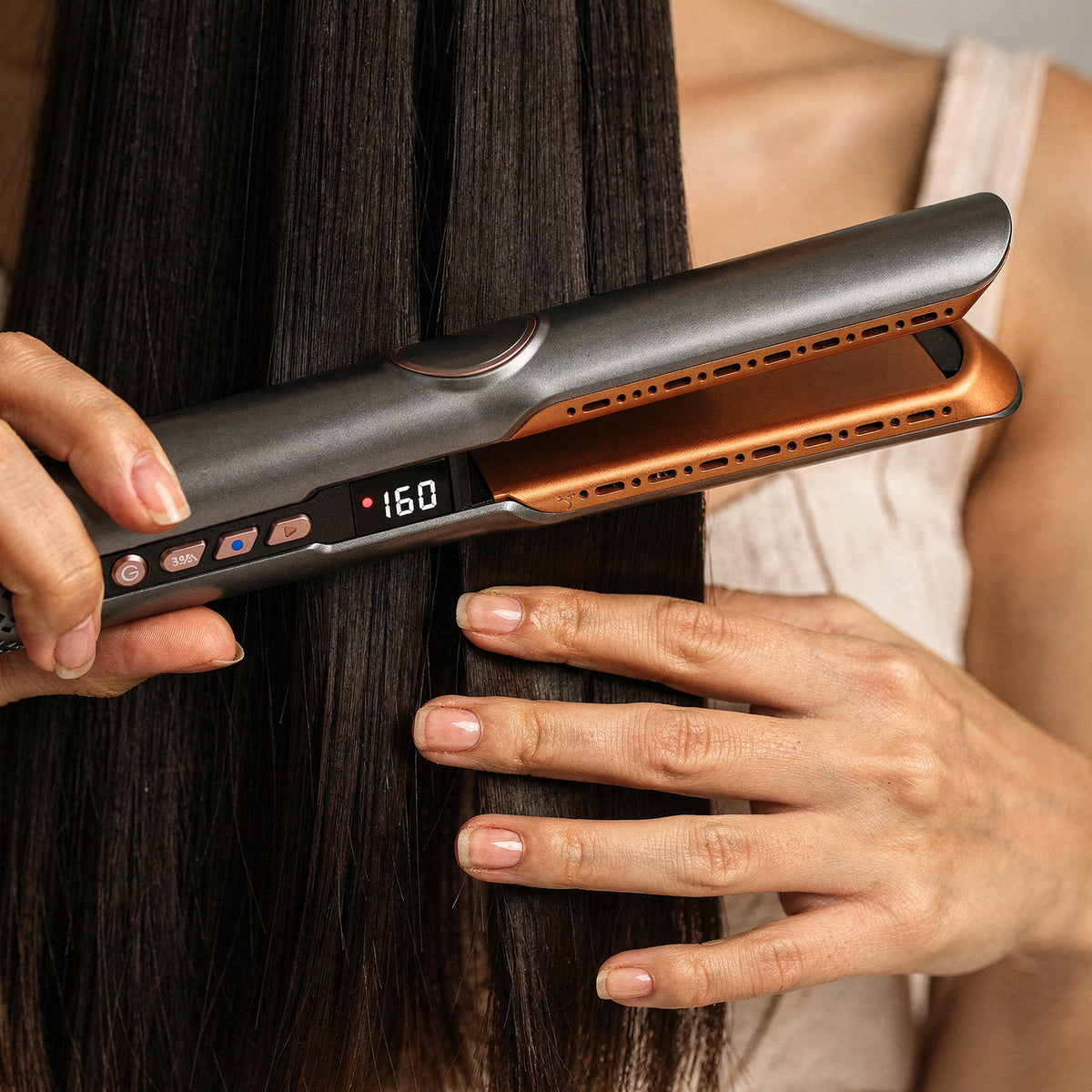 Noira Glide close-up: haar glijdt tussen de platen, display op 160 graden